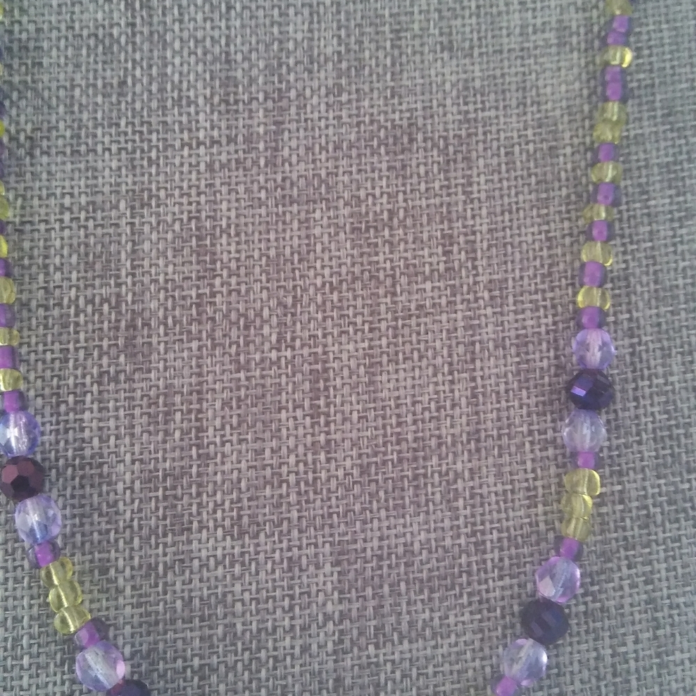 GREEN BEADED NECKLACE - Picture 3 of 3